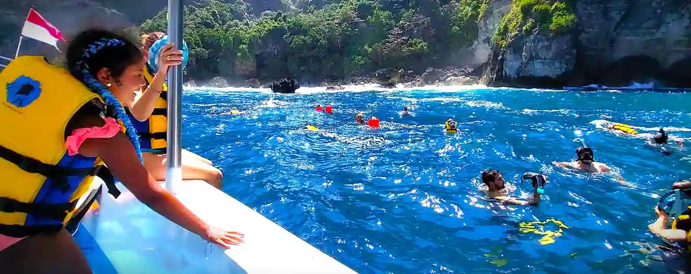 Best Manta Point Snorkeling Bali at Nusa Penida with beautiful manta rays and crystal clear ocean